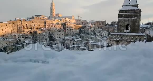 典型石头萨西迪马特拉和马特拉教堂的全景2019年的房子上有雪旅行和概念视频的预览图