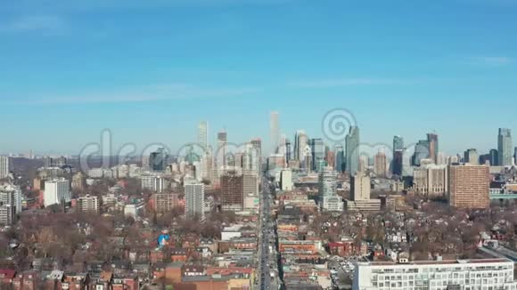4航空公司拍摄了多伦多市中心的一个街区视频的预览图