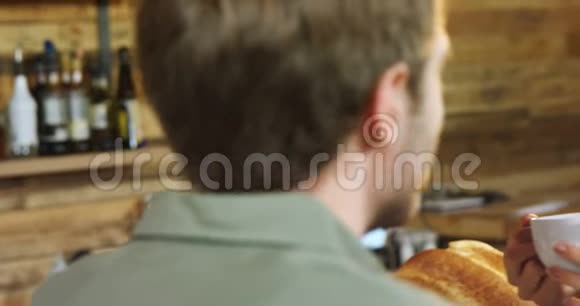 在咖啡馆喝咖啡的夫妇视频的预览图