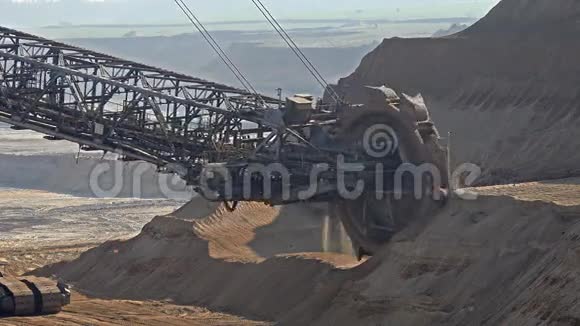 巨型斗轮挖掘机露天采矿视频的预览图