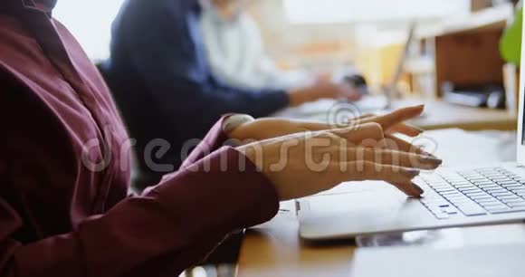 办公桌上使用笔记本电脑的行政人员4k视频的预览图