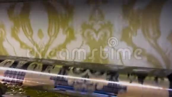 壁纸工厂的印刷机壁纸的生产过程视频的预览图