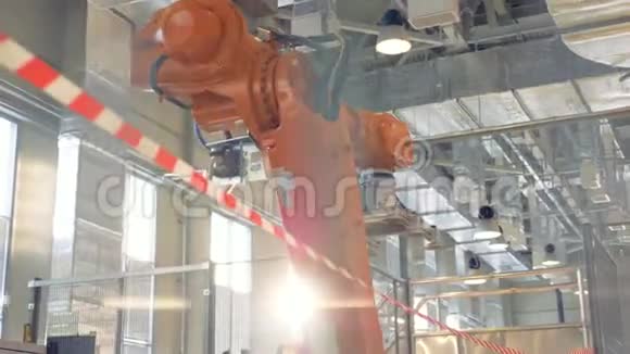 现代设备机械臂在一家工厂工作视频的预览图