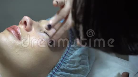 年轻女子在美容院接受治疗视频的预览图