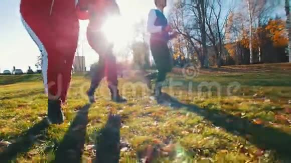 年轻人在公园里跑步慢动作视频的预览图
