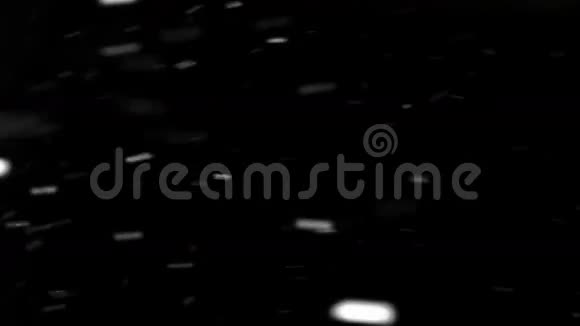 黑色背景上的白色粒子从左到右飞行视频的预览图