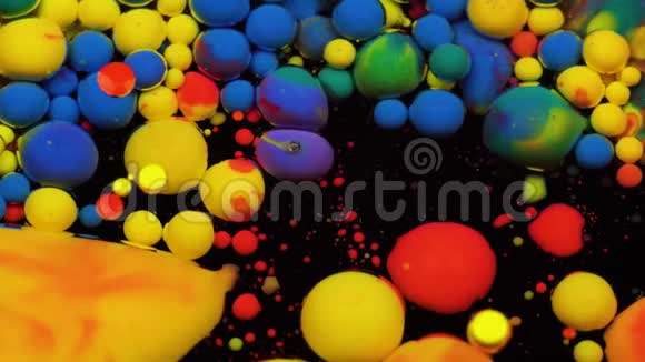 令人惊叹的多色油漆气泡在油表面油漆视频的预览图