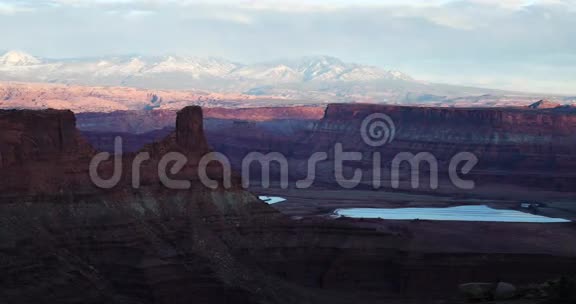 犹他州沙漠和峡谷的时间推移视频的预览图