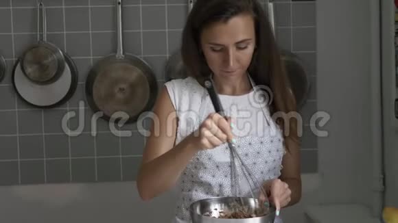 自制巧克力的家庭主妇视频的预览图