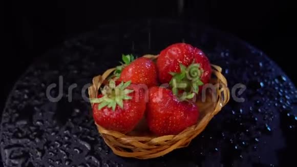 成熟的草莓在黑色背景上旋转视频的预览图