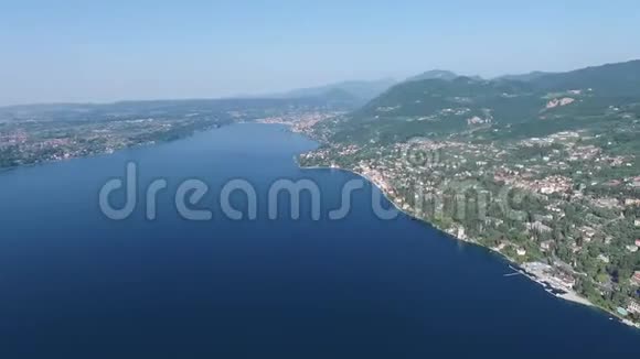 意大利群山环绕的美丽的加尔达湖全景无人机视频拍摄视频的预览图