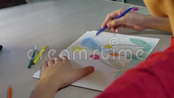 小女孩在桌子上画画女学生在室内用铅笔画出少年画视频的预览图
