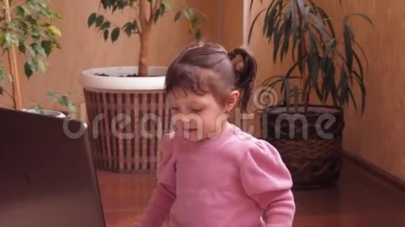 一个带笔记本电脑的孩子视频的预览图