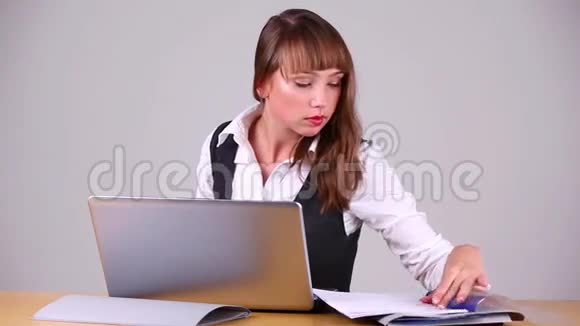 在电脑上工作的女孩视频的预览图