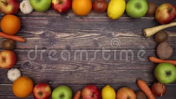 木制桌子上的蔬菜和水果视频的预览图