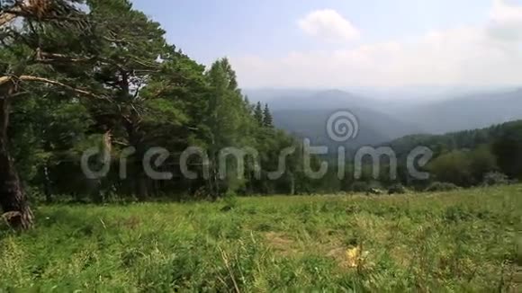 从贝尔库里克哈的茨尔科夫卡峰的阿尔泰山全景视频的预览图