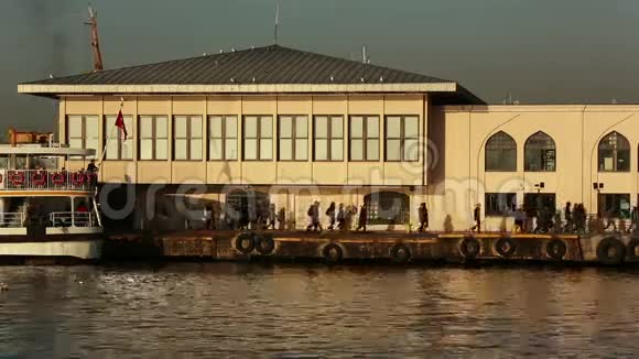 人们从船上下来在卡迪科伊码头散步视频的预览图