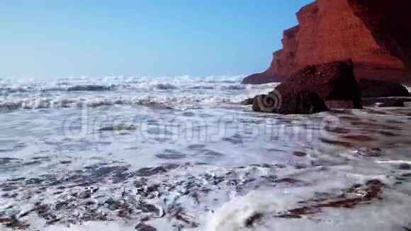 完美的海浪在摩洛哥沙漠的岩石海岸大西洋非洲的前面破碎视频的预览图