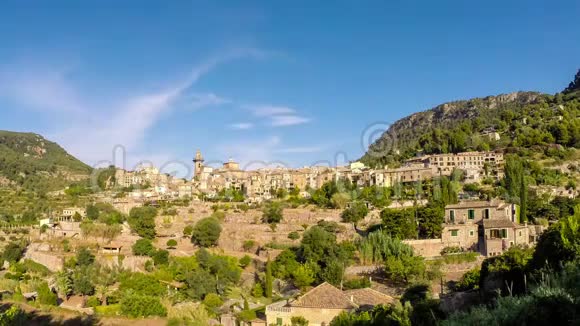 美丽的景色小镇瓦尔尔德莫萨位于风景如画的山脉马洛卡西班牙视频的预览图