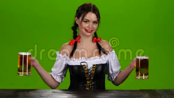 穿着巴伐利亚服装带着两杯啤酒的女孩绿色屏幕视频的预览图