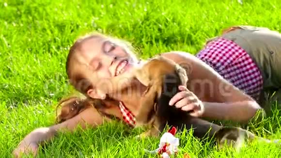 女孩在公园里和她的比格狗玩慢慢视频的预览图