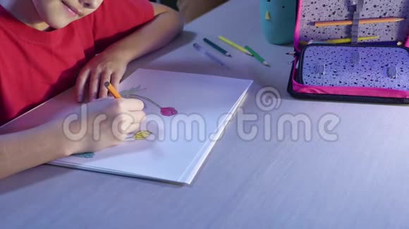 小女孩在室内画桌子女学生少年用铅笔画画画视频的预览图