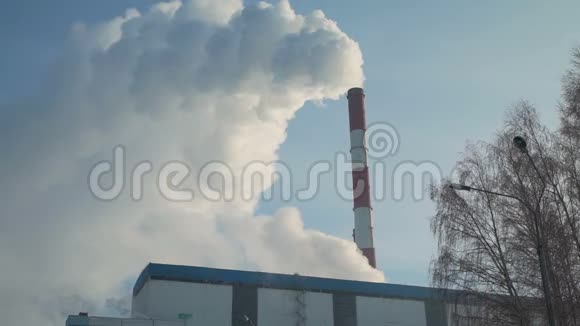 冬天工业工厂的烟视频的预览图