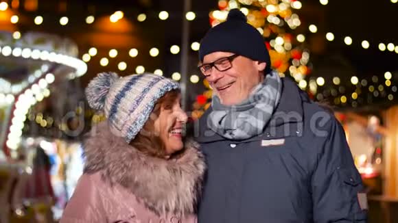 快乐的老两口在圣诞市场微笑视频的预览图