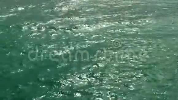 水面上的波浪视频的预览图