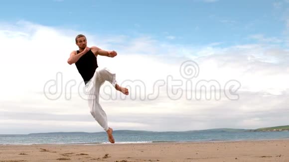 在海滩上练习武术的专家视频的预览图