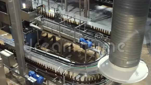 啤酒厂内部有很多机器视频的预览图