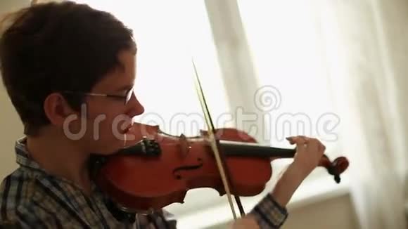 小提琴家视频的预览图