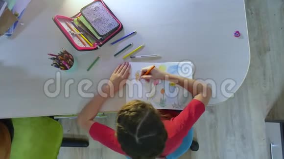 小女孩在油漆桌上画画女学生青少年在室内用铅笔画画视频的预览图