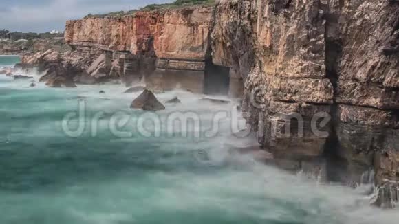 危险的海浪冲进悬崖葡萄牙魔鬼嘴博卡多地狱视频的预览图