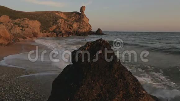 拂晓时将军的海滩克里米亚的卡拉拉尔区域景观公园视频的预览图