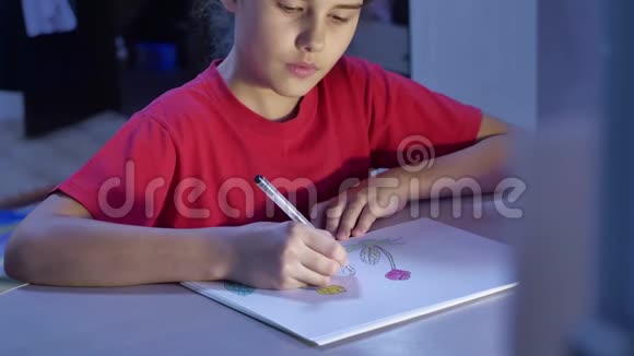 小女孩在桌子上画画室内女学生少年用铅笔画画视频的预览图