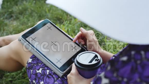 带着药片的女人在草地上视频的预览图