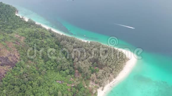 美丽的泻湖海面和热带岛屿的空中景色视频的预览图