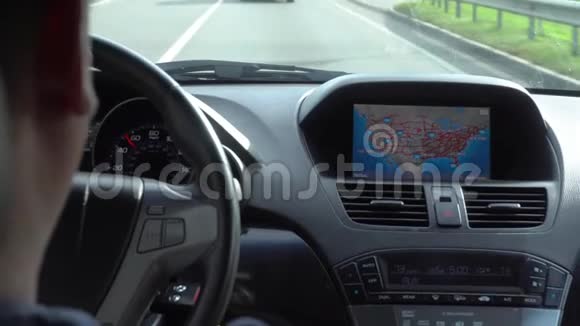 在车里全球定位系统模块开启视频的预览图