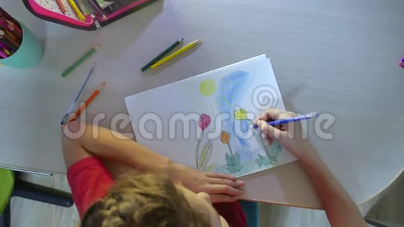 小女孩在桌子上画画在室内用铅笔作画的女孩少年视频的预览图