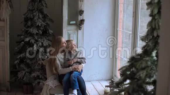 在圣诞树下快乐的母子视频的预览图