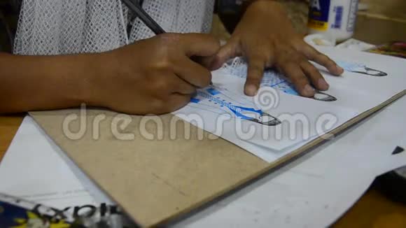 泰国女设计师在纸上绘制图案时装制作心情板视频的预览图