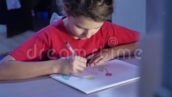 小女孩在桌子上在室内画画女学生少年用铅笔画画画视频的预览图