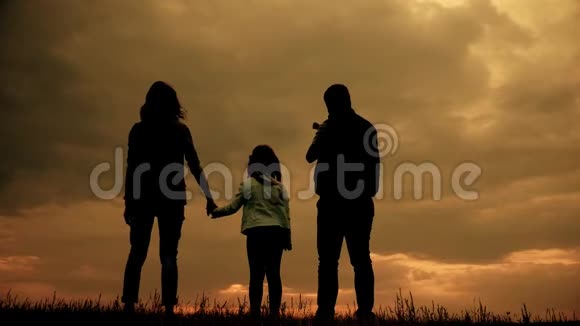 日落时分一家人一起散步的剪影视频的预览图