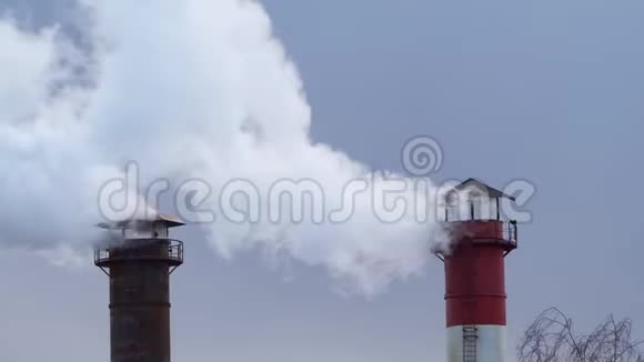 工业工厂管道的空气污染视频的预览图