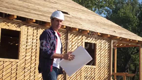 概念建筑构建建筑师慢动作视频戴着头盔的建筑工人站在建筑工地上视频的预览图
