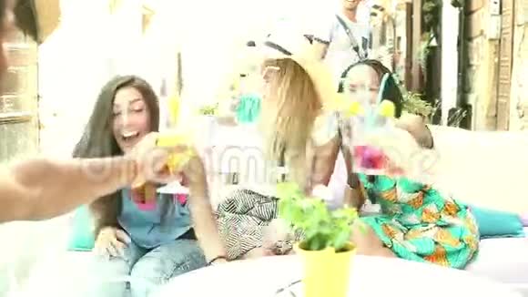 三个女朋友在夏天的露台咖啡馆喝鸡尾酒视频的预览图