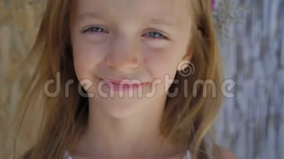 快乐的小微笑女孩的肖像4K视频的预览图