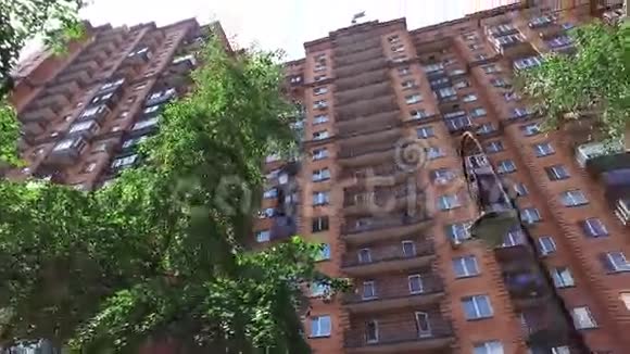 夏季城市公寓楼砖色视频的预览图