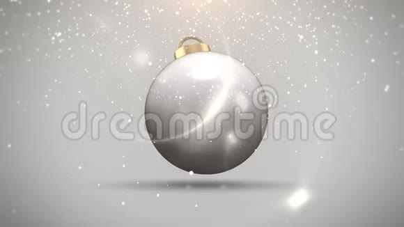 白色背景上的动画特写动作球和雪花视频的预览图